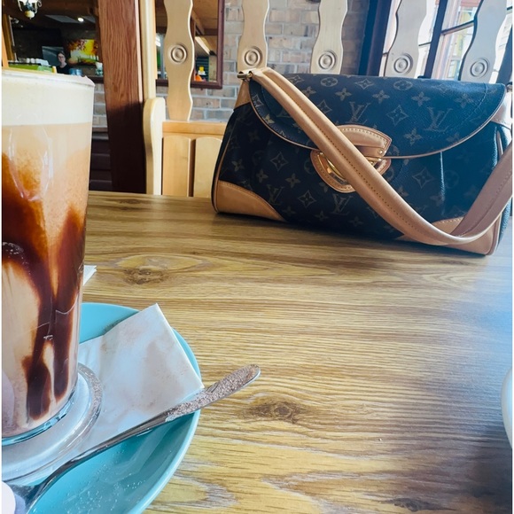 Authentic Louis Vuitton Monogram Beverly MM Bag - Picture 4 of 15